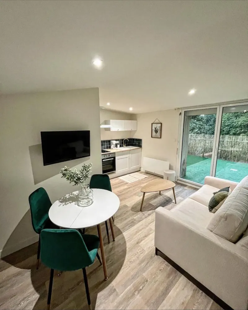 Salon rénové avec cuisine ouverte et mobilier contemporain — Cholet (49)