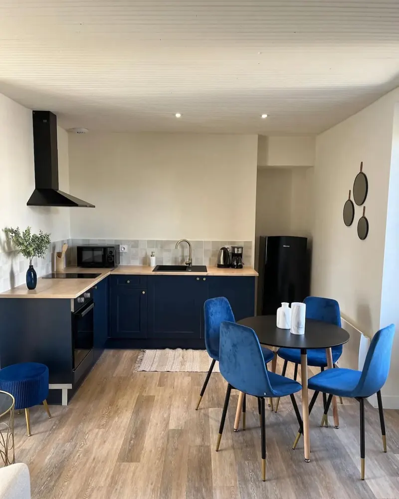 Cuisine rénovée bleu marine avec crédence bois — Cholet (49)