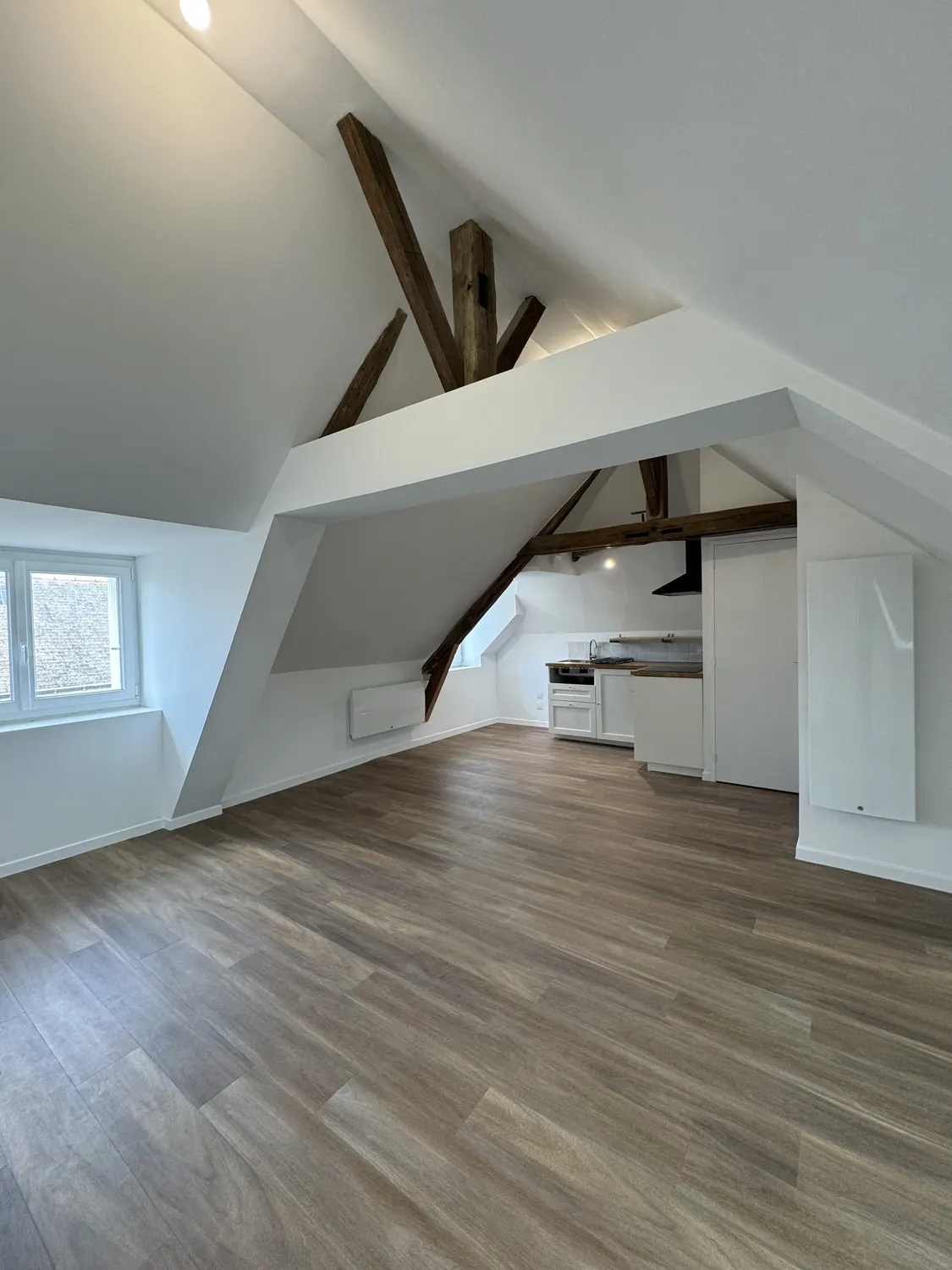 Chambre aménagée sous comble avec poutres apparentes — Chemillé (49)