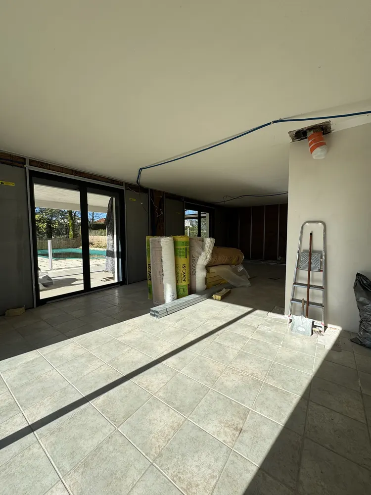 Salon en cours de finition, nouveau sol posé — Saint-Malo-du-Bois (85)