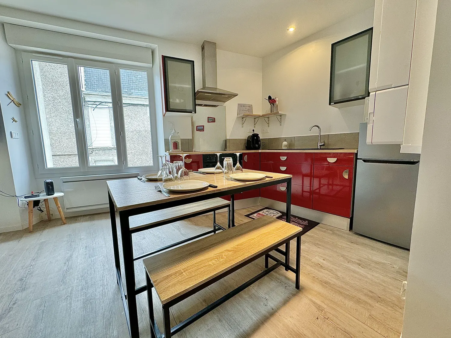 Cuisine rénovée en laque rouge, appartement meublé — Cholet centre (49)