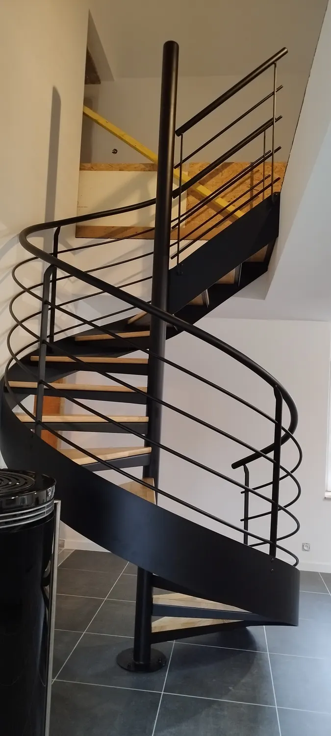 Escalier hélicoïdal en métal noir après rénovation — Cholet (49)