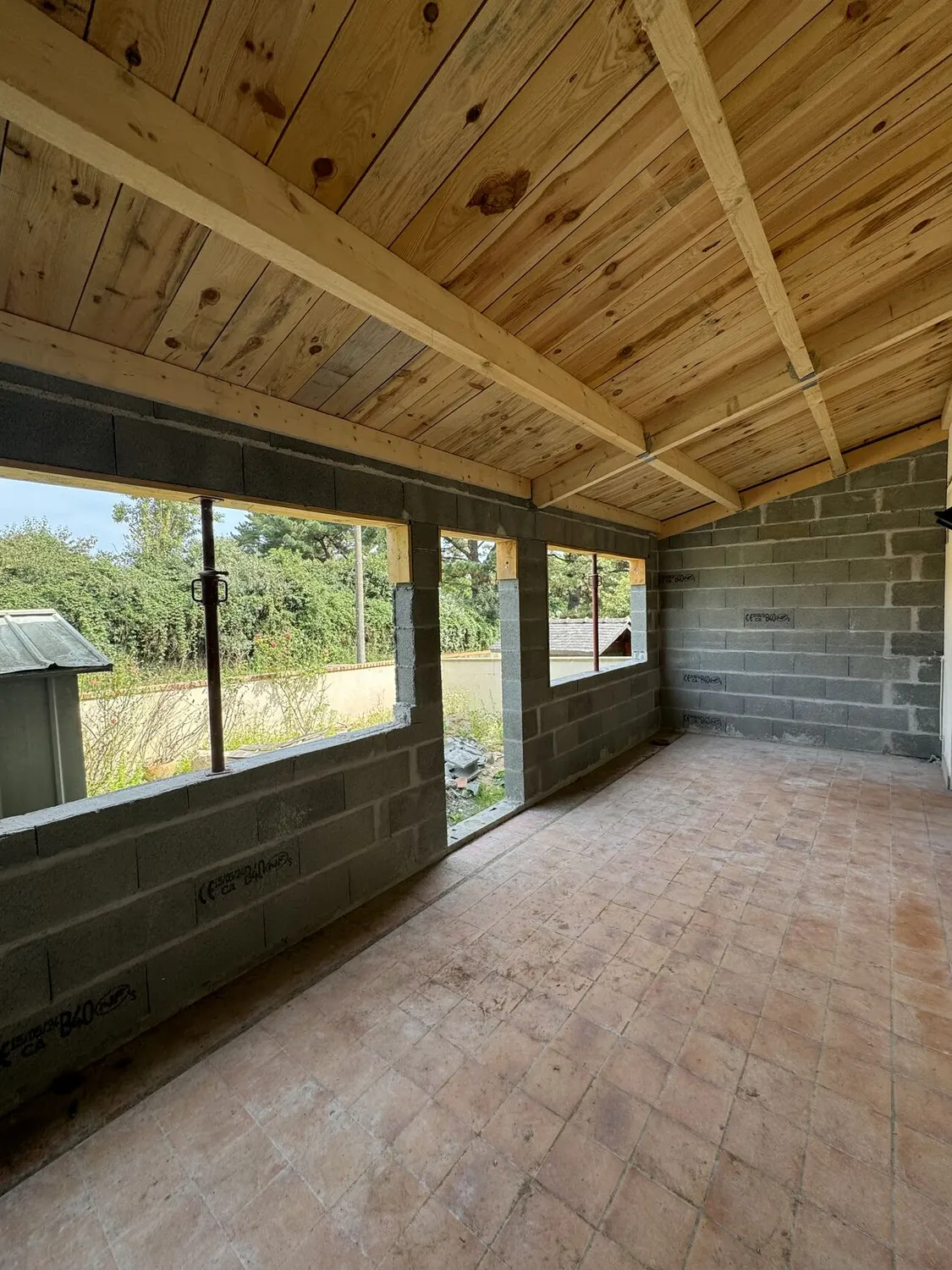 Intérieur d'extension à ossature bois, plafond lambris et carrelage terre cuite — secteur nantais (44)
