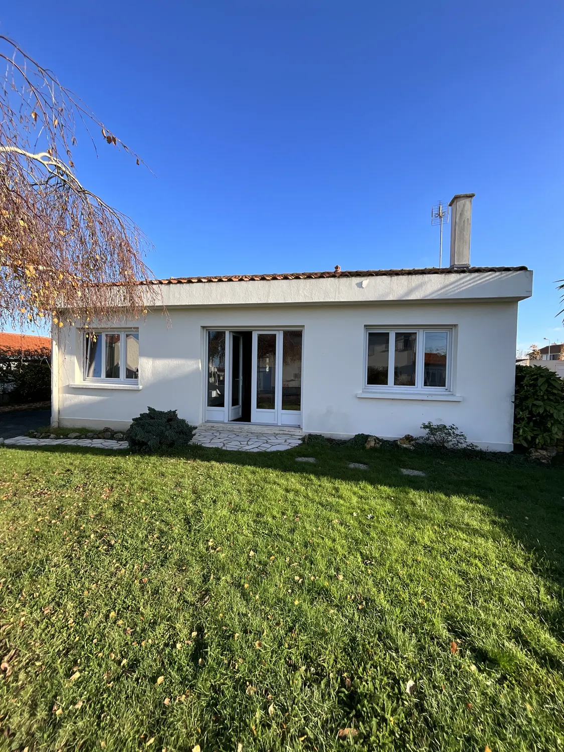 Façade rénovée avec isolation thermique extérieure — La Verrie (85)