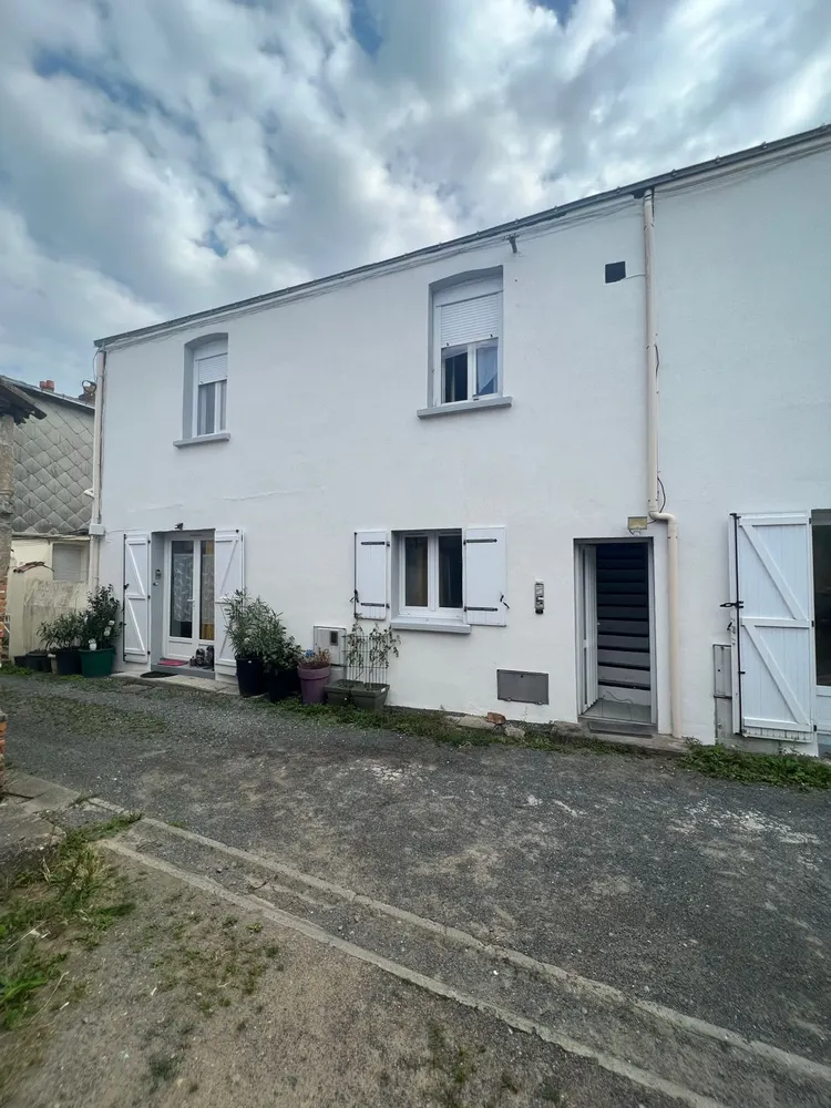 Façade blanche après ravalement avec volets gris neufs — Cholet (49)