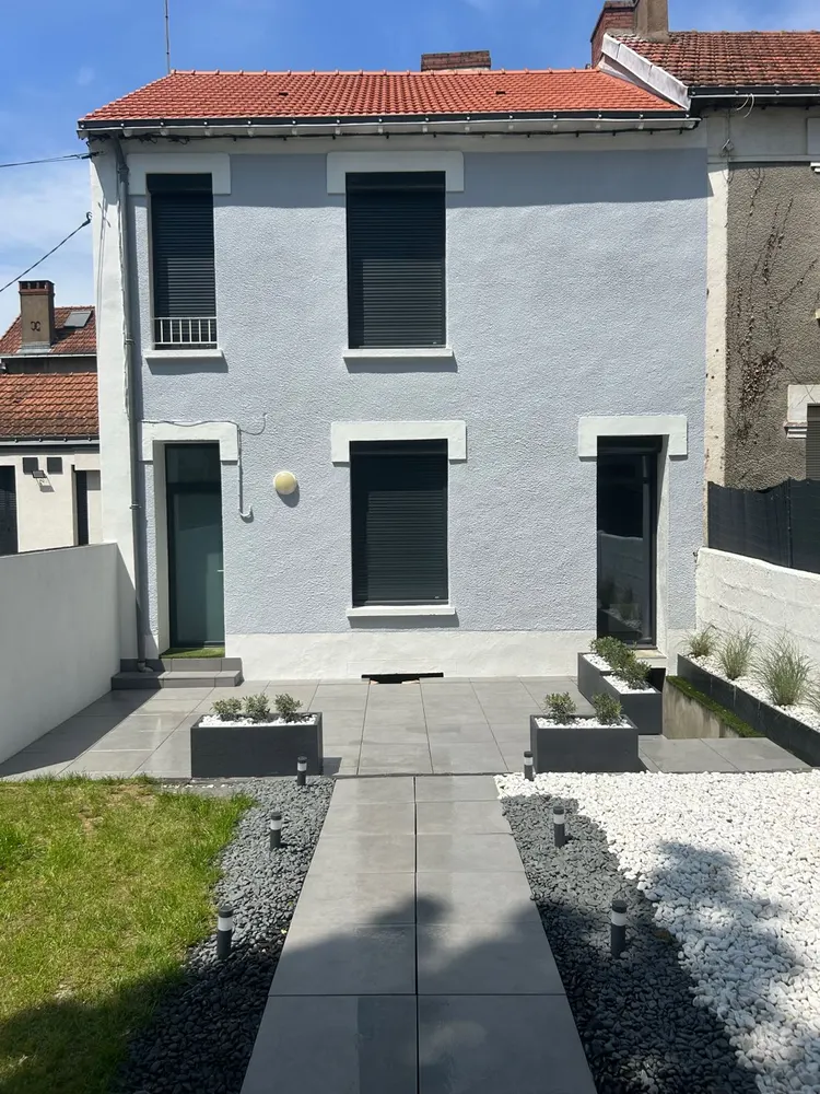 Façade ravalée bleu-gris avec aménagement paysager — Cholet (49)