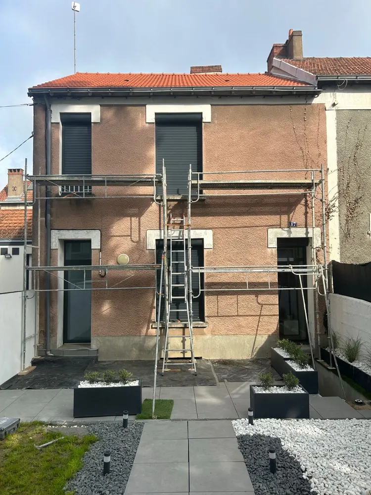 Façade avant ravalement, enduit rose défraîchi et échafaudage — Cholet (49)