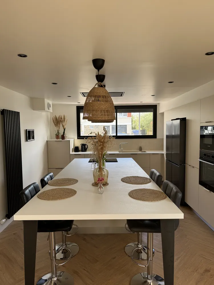 Cuisine rénovée avec îlot central et parquet à chevrons — Cholet (49)