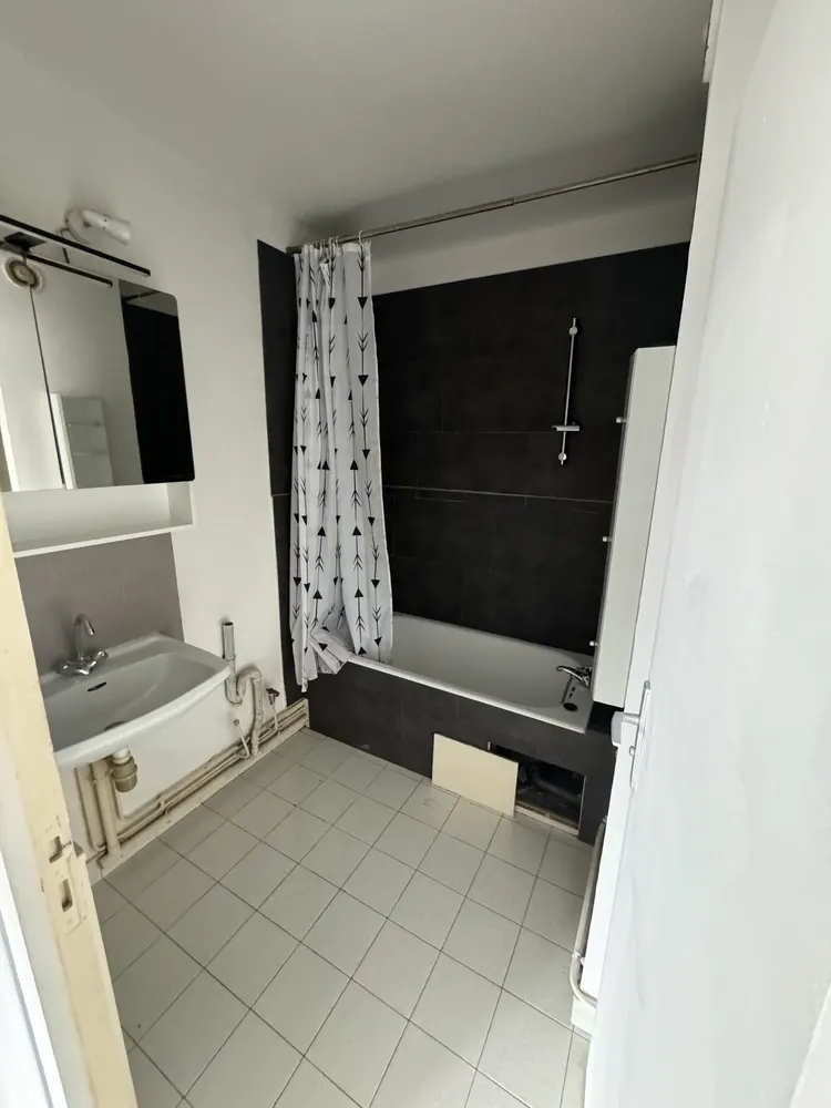 Salle de bain rénovée avec carrelage anthracite grand format — Cholet (49)