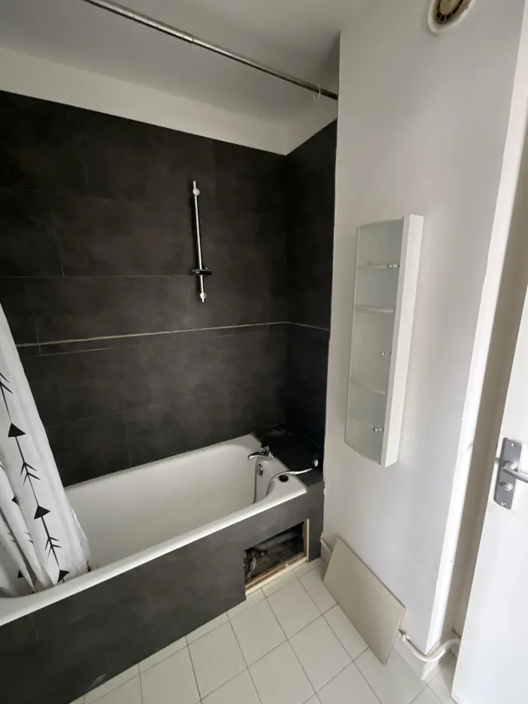 Salle de bain en démolition avant rénovation — Cholet (49)