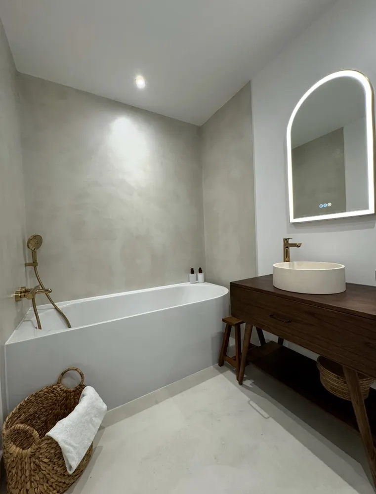 Salle de bain rénovée avec baignoire îlot et robinetterie laiton — Cholet (49)