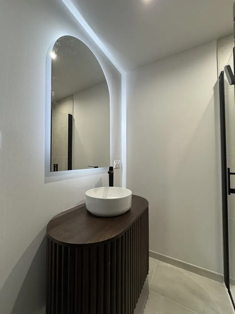 Salle de bain rénovée avec vasque en bois et miroir arqué rétroéclairé — Cholet (49)