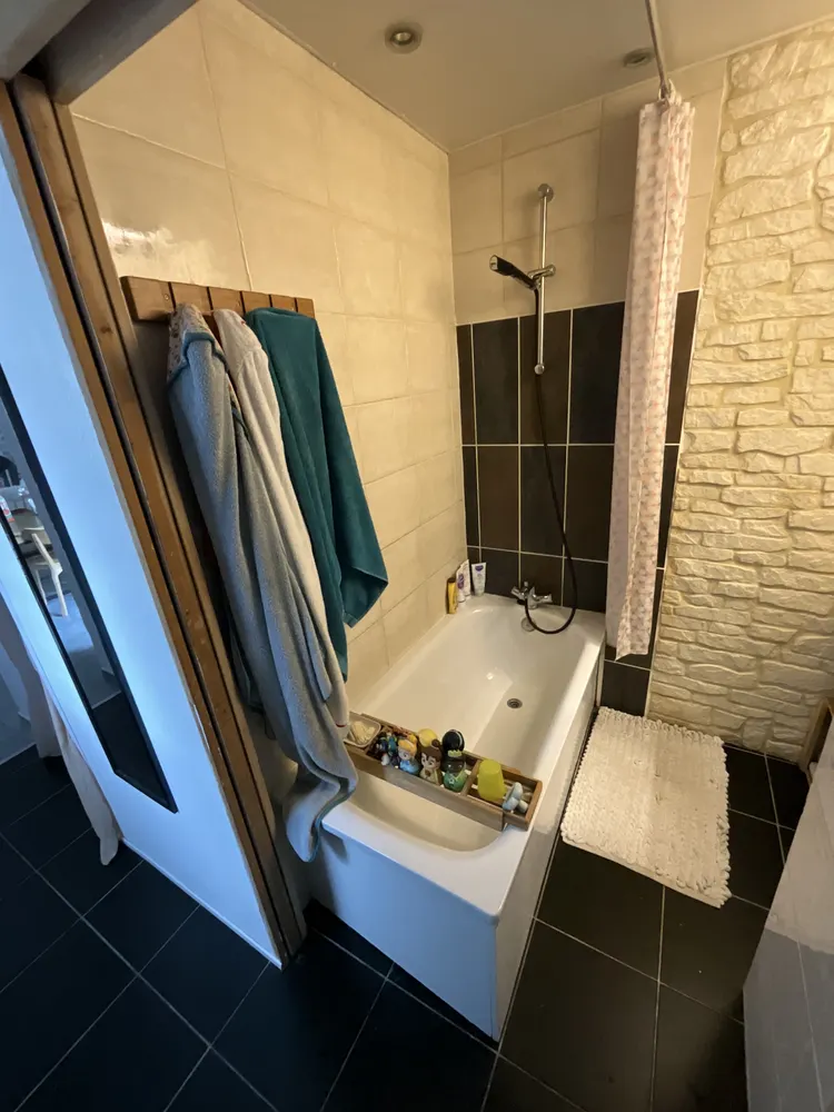 Salle de bain avant rénovation, équipements datés — Cholet (49)