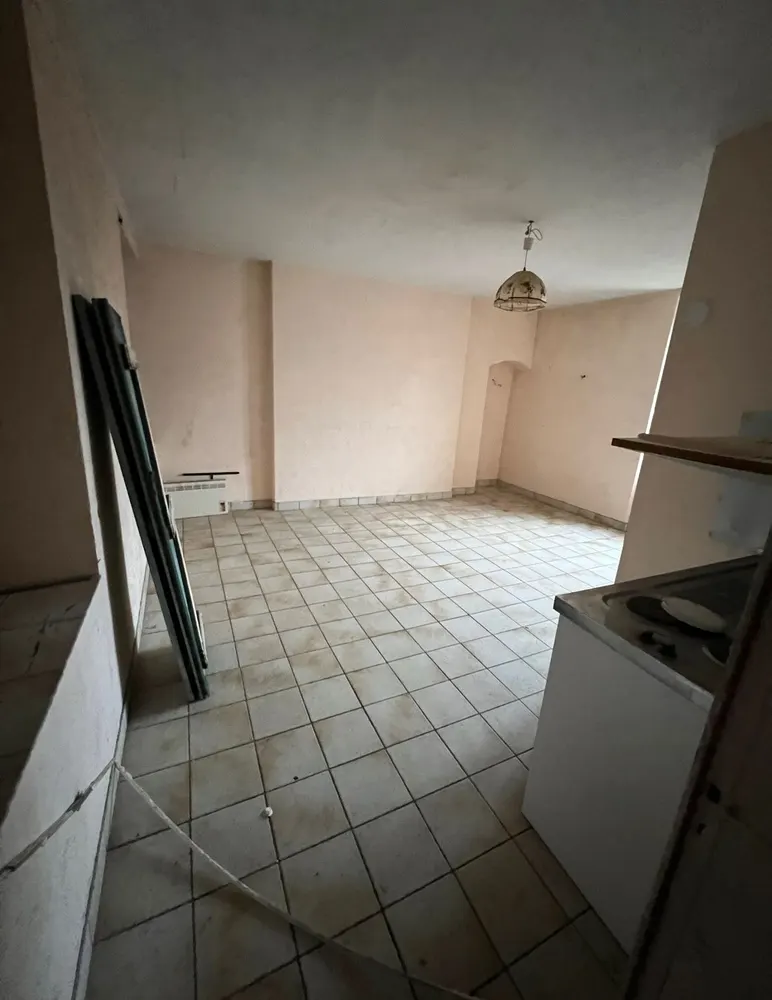 Studio vide avant rénovation, carrelage daté — Cholet (49)