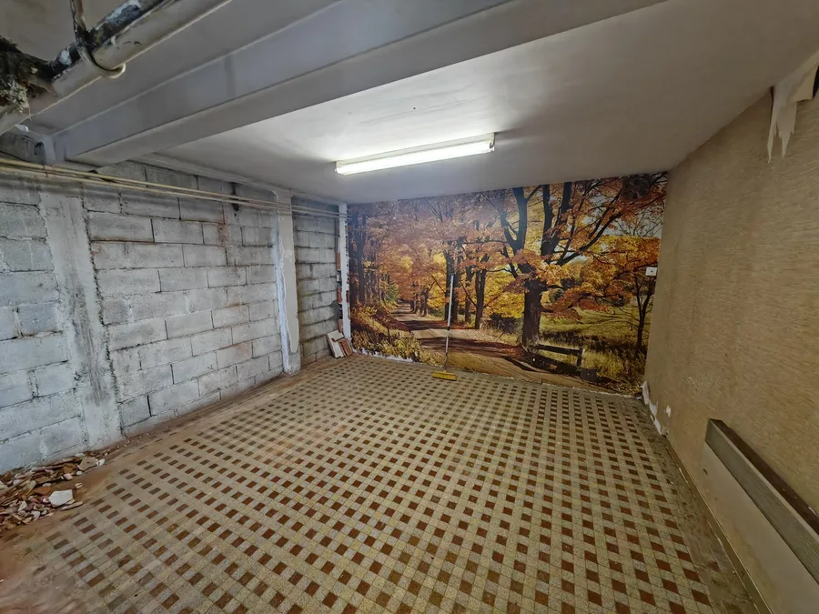 Chambre en cours de démolition avant rénovation, murs mis à nu, maison à Saint-Malô-du-Bois (85)